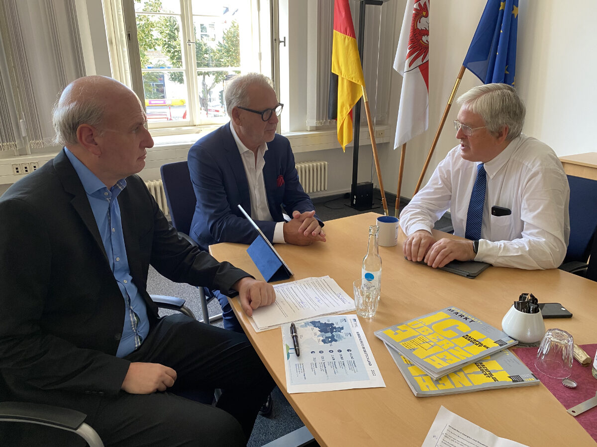 Brandenburgs Wirtschaftsminister Prof. Jörg Steinbach im Gespräch mit Frank Nehring und Matthias Salm, Redaktion W+M. Foto: W+M